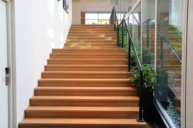Afbeelding - Twee trappen, twee verschillende renovaties